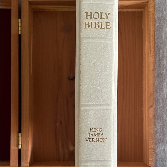 Holy Bible in Cedar Wood Presentation Box - Picture 4 of 16